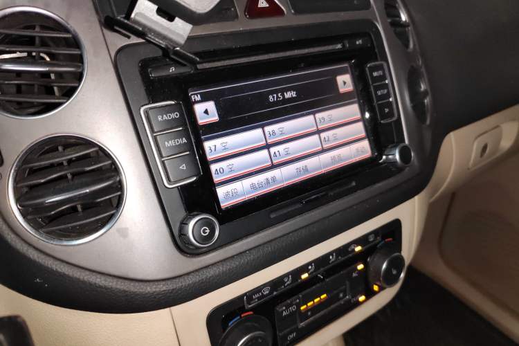 Used Volkswagen Tiguan 2012 2.0 TSI Automatic All-Wheel Drive Elite Edition Audio And AC Panel