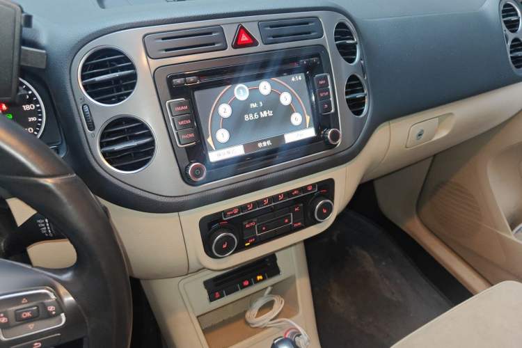 Used Volkswagen Tiguan 2012 2.0 TSI Automatic All-Wheel Drive Flagship Edition Audio And AC Panel