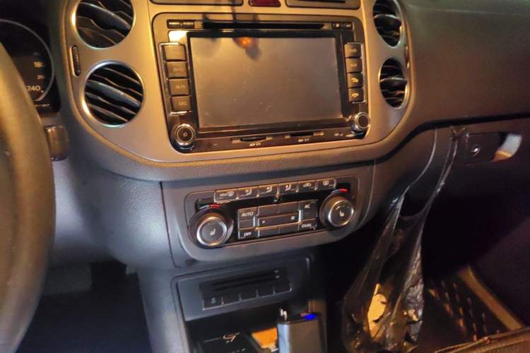 Used Volkswagen Tiguan 2012 2.0 TSI Automatic All-Wheel Drive Elite Edition Audio And AC Panel