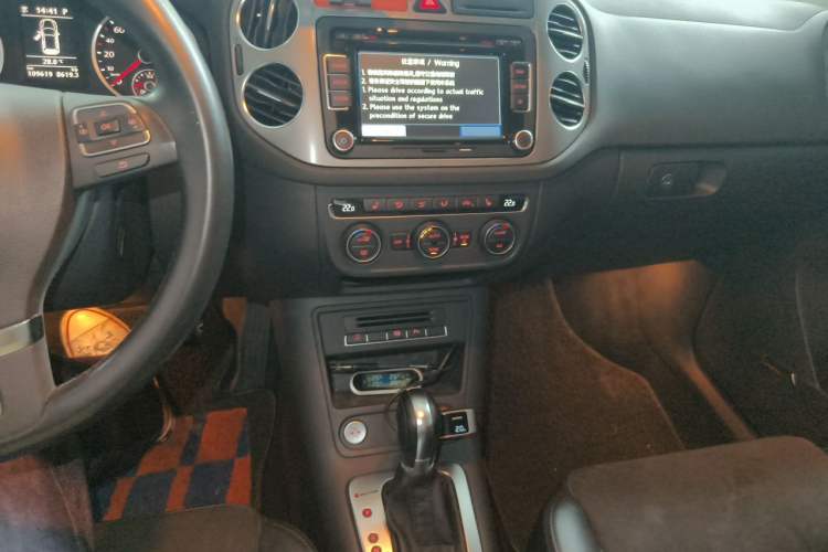 Used Volkswagen Tiguan 2012 2.0 TSI Automatic All-Wheel Drive Elite Edition Audio And AC Panel