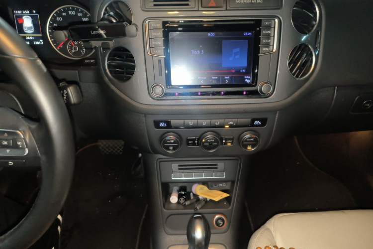 Used Volkswagen Tiguan 2012 2.0 TSI Comfort Edition Audio And AC Panel
