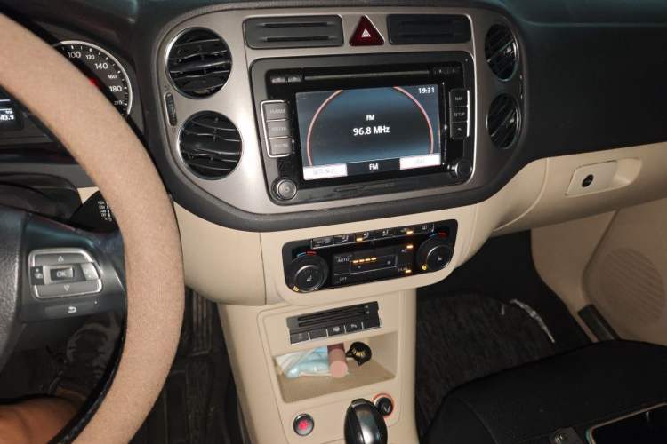 Used Volkswagen Tiguan 2012 2.0 TSI Automatic All-Wheel Drive Flagship Edition Audio And AC Panel