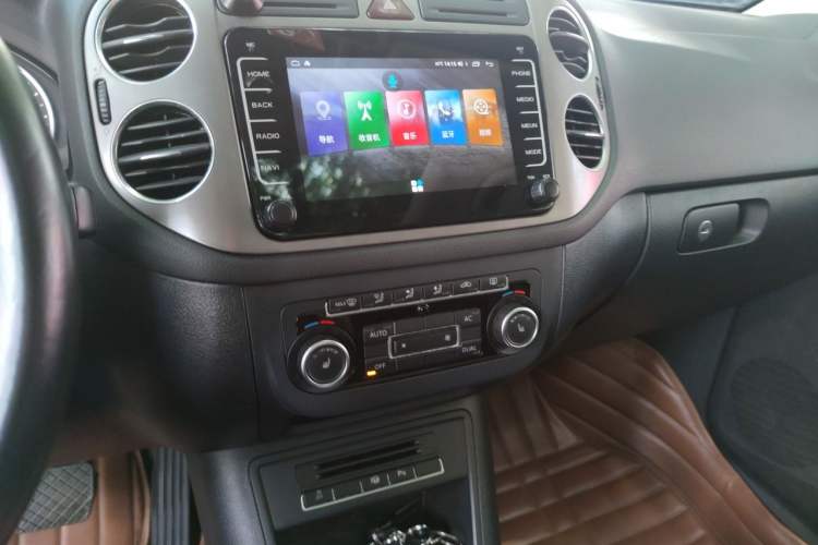Used Volkswagen Tiguan 2012 2.0 TSI Automatic All-Wheel Drive Flagship Edition Audio And AC Panel