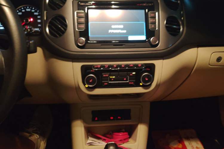 Used Volkswagen Tiguan 2012 2.0 TSI Automatic All-Wheel Drive Flagship Edition Audio And AC Panel