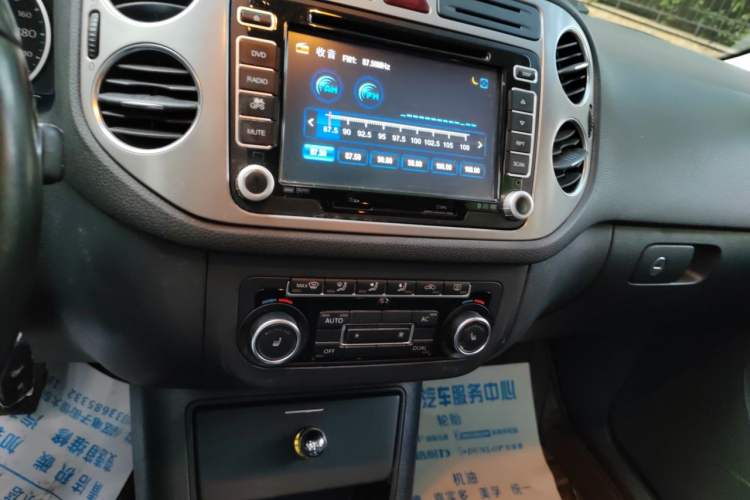 Used Volkswagen Tiguan 2012 1.8TSI Automatic All-Wheel Drive Elite Edition Audio And AC Panel