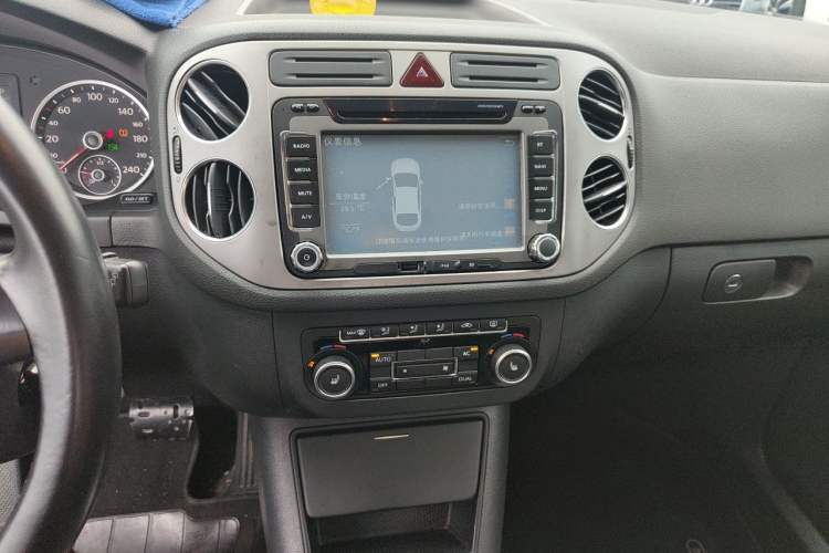 Used Volkswagen Tiguan 2012 1.8TSI Automatic All-Wheel Drive Elite Edition Audio And AC Panel