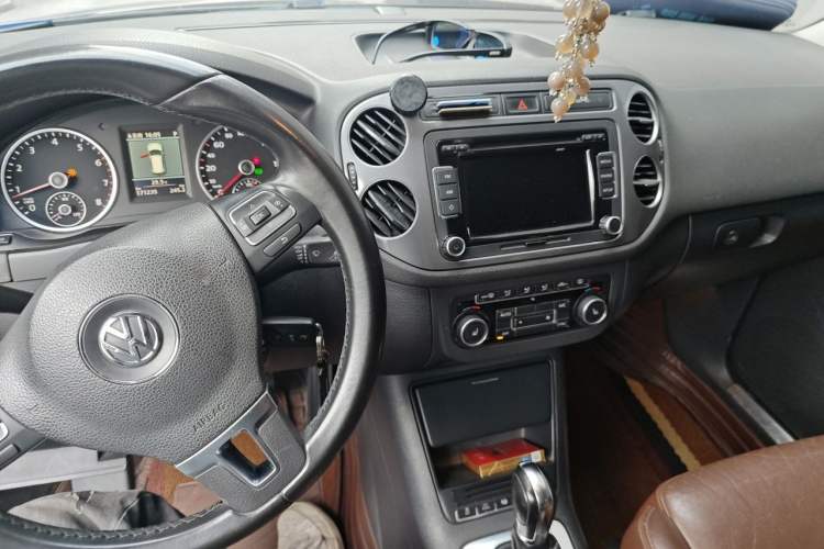 Used Volkswagen Tiguan 2012 2.0 TSI Comfort Edition Audio And AC Panel