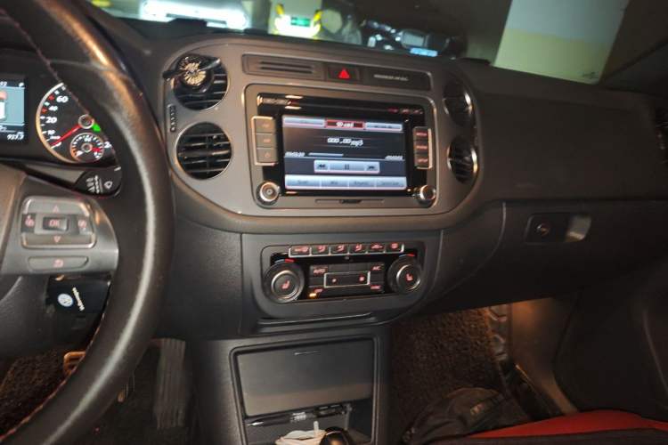 Used Volkswagen Tiguan 2012 2.0 TSI Comfort Edition Audio And AC Panel
