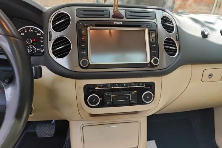 Used Volkswagen Tiguan 2012 1.8TSI Automatic Two-Wheel Drive Elite Edition Audio And AC Panel