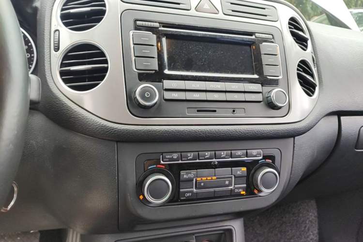 Used Volkswagen Tiguan 2012 1.8TSI Automatic All-Wheel Drive Fashion Edition Audio And AC Panel