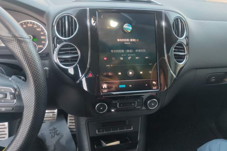 Used Volkswagen Tiguan 2012 2.0 TSI Automatic All-Wheel Drive Elite Edition Audio And AC Panel