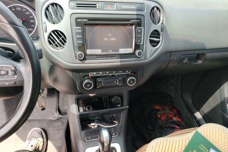 Used Volkswagen Tiguan 2012 2.0 TSI Comfort Edition Audio And AC Panel