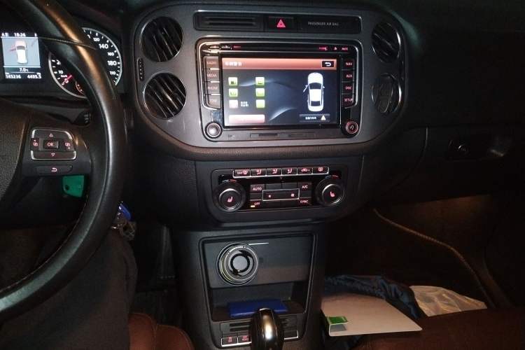 Used Volkswagen Tiguan 2012 2.0 TSI Comfort Edition Audio And AC Panel