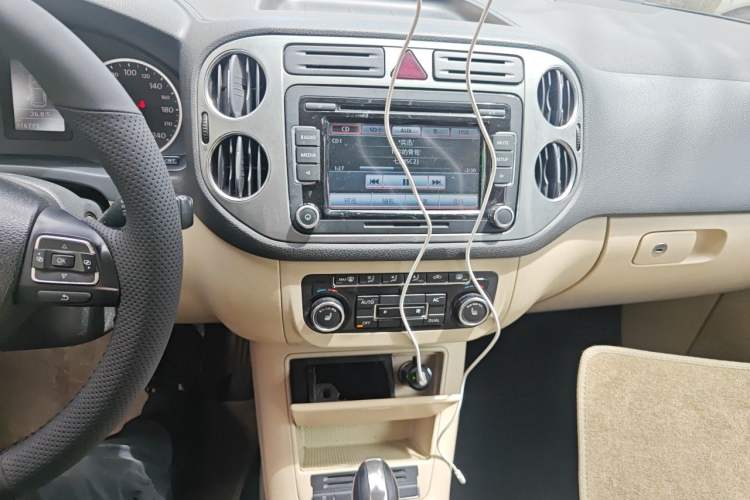 Used Volkswagen Tiguan 2012 1.8TSI Automatic All-Wheel Drive Elite Edition Audio And AC Panel