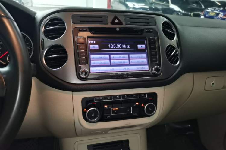 Used Volkswagen Tiguan 2012 2.0 TSI Automatic All-Wheel Drive Elite Edition Audio And AC Panel