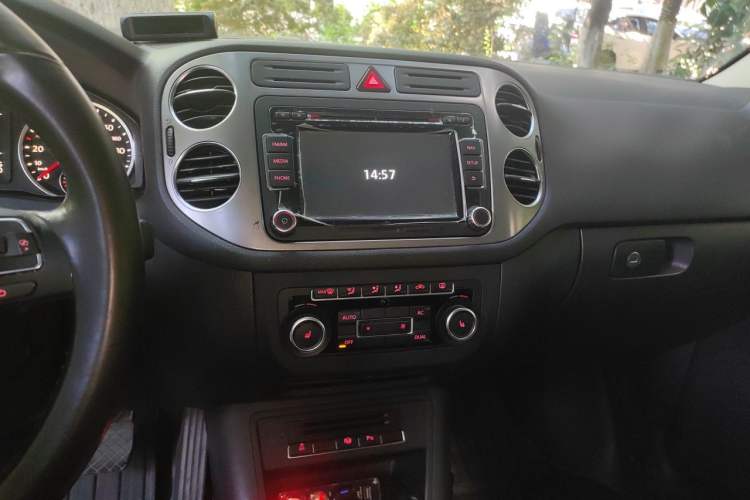 Used Volkswagen Tiguan 2012 2.0 TSI Automatic All-Wheel Drive Flagship Edition Audio And AC Panel