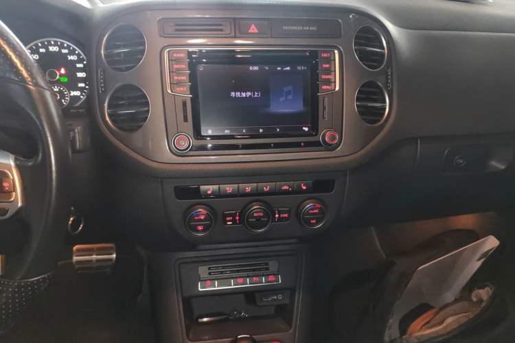 Used Volkswagen Tiguan 2012 2.0 TSI Luxury Edition Audio And AC Panel