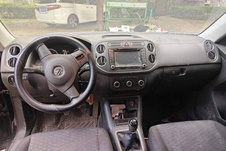 Used Volkswagen Tiguan 2012 1.8TSI Manual Two-Wheel Drive Urban Edition Center Console