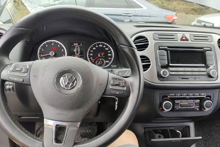 Used Volkswagen Tiguan 2012 1.8TSI Automatic All-Wheel Drive Fashion Edition Center Console