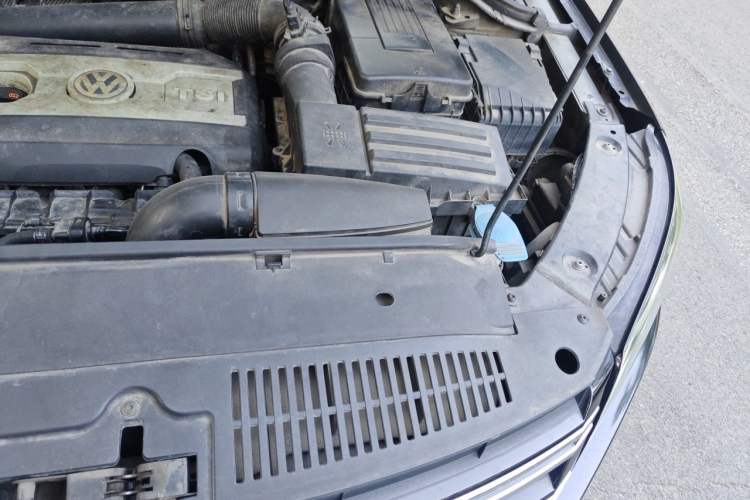 Used Volkswagen Tiguan 2012 2.0 TSI Comfort Edition Engine Bay Left