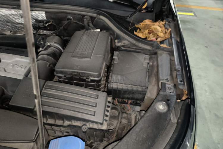 Used Volkswagen Tiguan 2012 2.0 TSI Comfort Edition Engine Bay Left