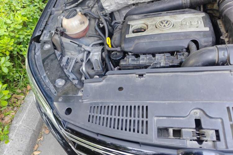 Used Volkswagen Tiguan 2012 2.0 TSI Comfort Edition Engine Bay Right