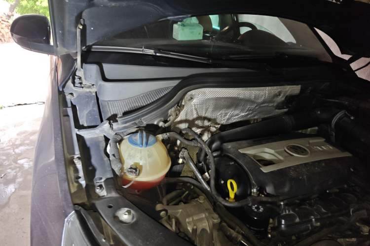 Used Volkswagen Tiguan 2012 2.0 TSI Comfort Edition Engine Bay Right