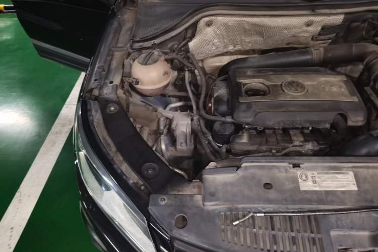 Used Volkswagen Tiguan 2012 2.0 TSI Comfort Edition Engine Bay Right