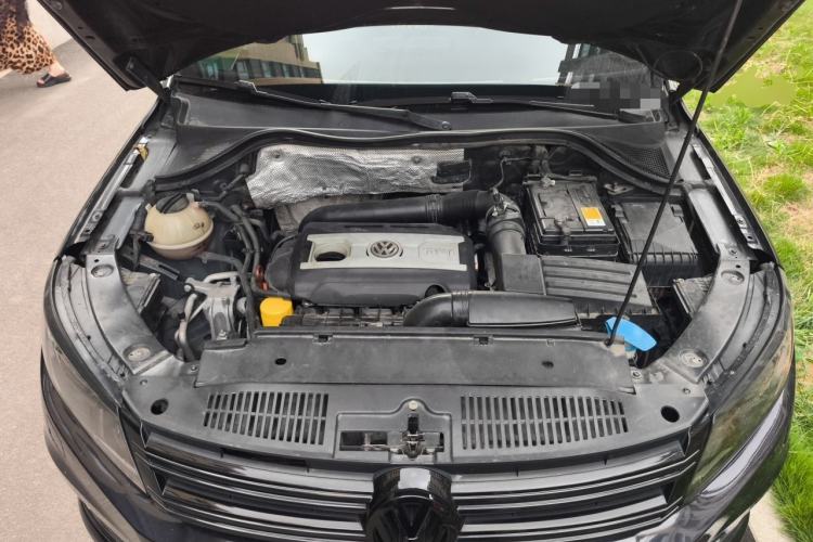 Used Volkswagen Tiguan  Engine Bay