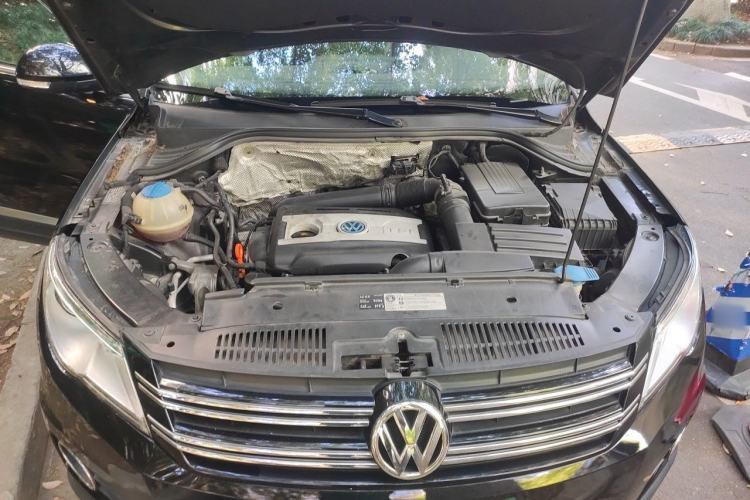Used Volkswagen Tiguan 2012 2.0 TSI Automatic All-Wheel Drive Flagship Edition Engine Bay