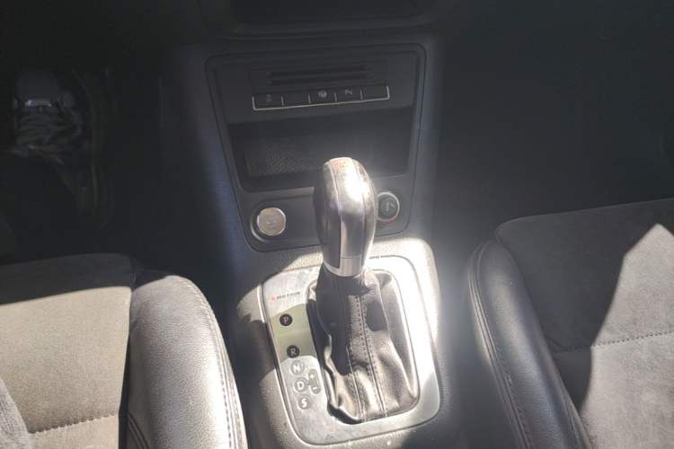 Used Volkswagen Tiguan 2012 2.0 TSI Automatic All-Wheel Drive Flagship Edition Gear Lever