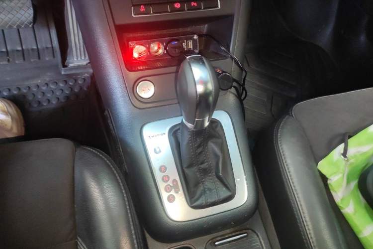 Used Volkswagen Tiguan 2012 2.0 TSI Automatic All-Wheel Drive Flagship Edition Gear Lever