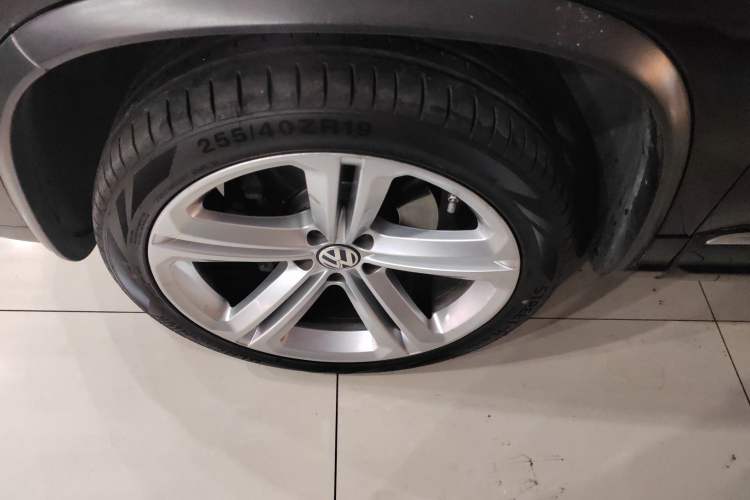 Used Volkswagen Tiguan 2012 2.0 TSI Luxury Edition Left Front Wheel Hub