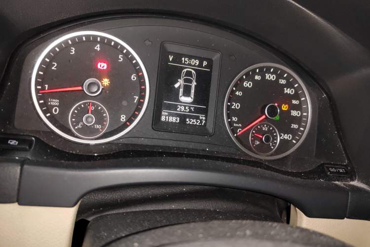 Used Volkswagen Tiguan 2012 2.0 TSI Automatic All-Wheel Drive Elite Edition Odometer Close Up