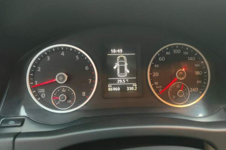 Used Volkswagen Tiguan 2012 1.4TSI Manual Two-Wheel-Drive Urban Edition Odometer Close Up