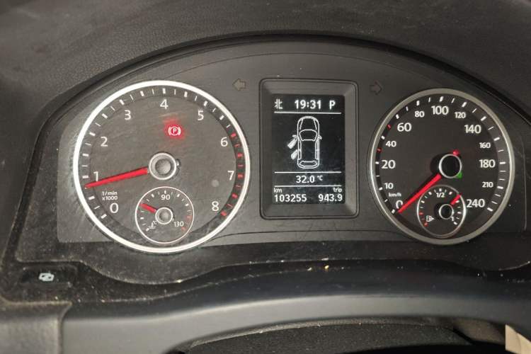 Used Volkswagen Tiguan 2012 2.0 TSI Automatic All-Wheel Drive Flagship Edition Odometer Close Up