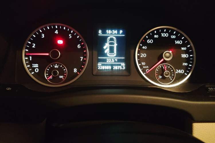 Used Volkswagen Tiguan 2012 2.0 TSI Automatic All-Wheel Drive Flagship Edition Odometer Close Up
