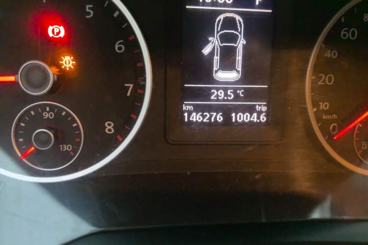 Used Volkswagen Tiguan 2012 2.0 TSI Automatic All-Wheel Drive Flagship Edition Odometer Close Up
