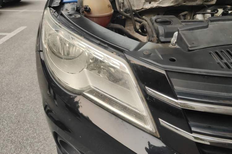 Used Volkswagen Tiguan 2012 1.4TSI Manual Two-Wheel-Drive Urban Edition Right Front Headlight