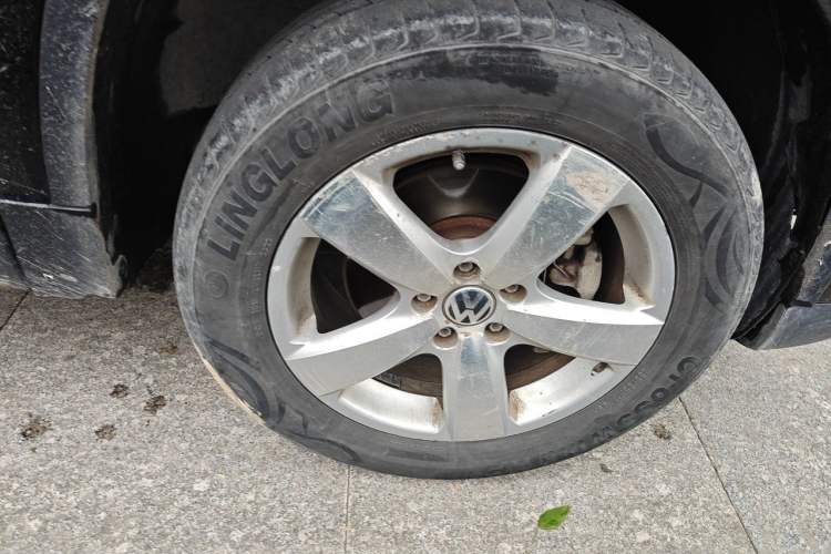 Used Volkswagen Tiguan 2012 1.8TSI Automatic Two-Wheel Drive Zhaoshi Edition Right Front Wheel Hub