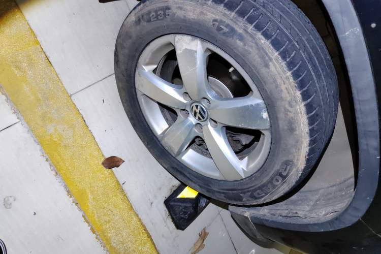 Used Volkswagen Tiguan 2012 2.0 TSI Automatic All-Wheel Drive Elite Edition Right Front Wheel Hub