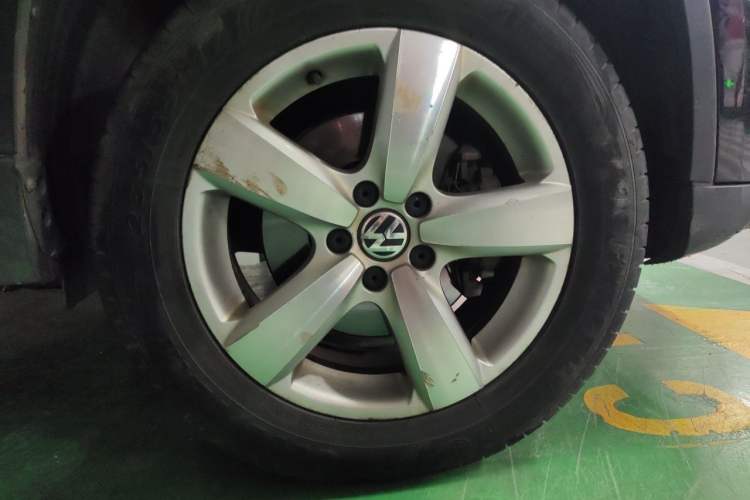 Used Volkswagen Tiguan 2012 2.0 TSI Automatic All-Wheel Drive Elite Edition Right Front Wheel Hub