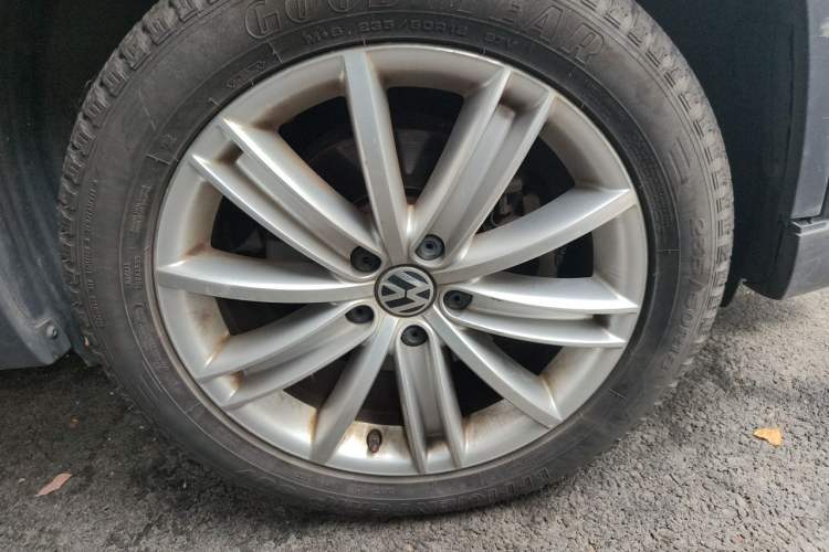 Used Volkswagen Tiguan 2012 2.0 TSI Automatic All-Wheel Drive Elite Edition Right Front Wheel Hub