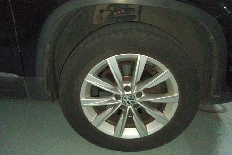 Used Volkswagen Tiguan 2012 2.0 TSI Comfort Edition Right Front Wheel Hub