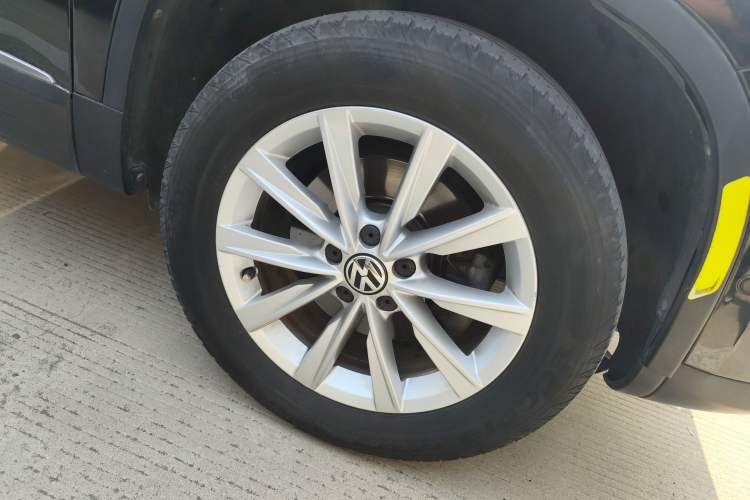 Used Volkswagen Tiguan 2012 2.0 TSI Comfort Edition Right Front Wheel Hub