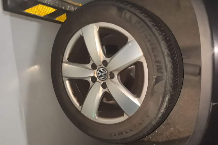 Used Volkswagen Tiguan 2012 1.8TSI Automatic All-Wheel Drive Elite Edition Right Front Wheel Hub