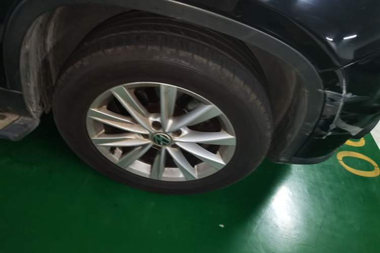 Used Volkswagen Tiguan 2012 2.0 TSI Comfort Edition Right Front Wheel Hub