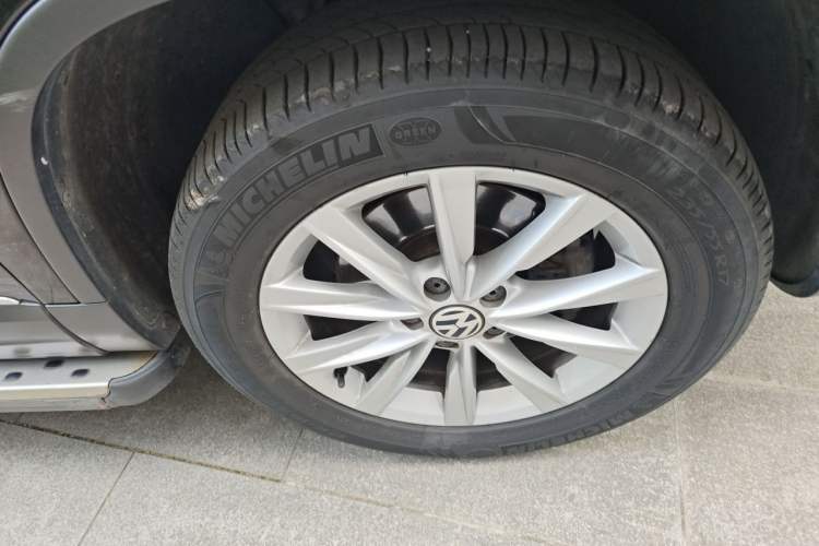 Used Volkswagen Tiguan 2012 2.0 TSI Comfort Edition Right Front Wheel Hub