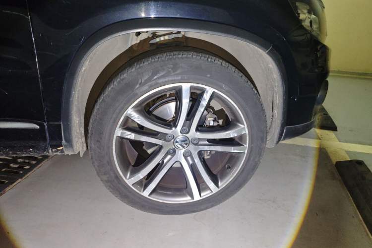 Used Volkswagen Tiguan 2012 2.0 TSI Comfort Edition Right Front Wheel Hub