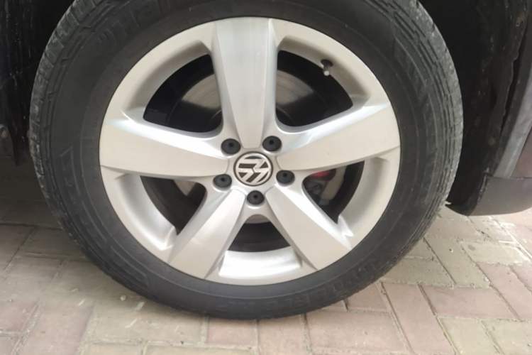 Used Volkswagen Tiguan 2012 1.8TSI Automatic Two-Wheel Drive Zhaoshi Edition Right Front Wheel Hub